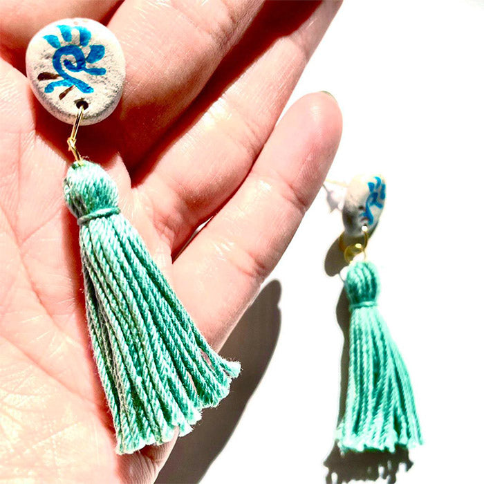 ピアス】やちむんタッセル ポリマークレイピアス 沖縄 紅型ピアス 粘土
