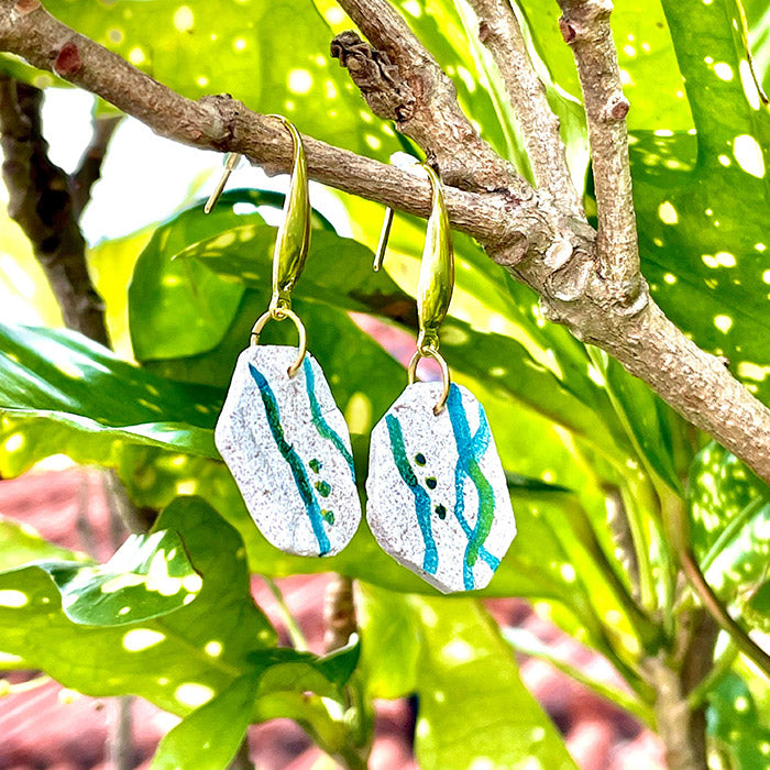 ピアス】やちむんブルー ポリマークレイピアス 沖縄 紅型ピアス 粘土